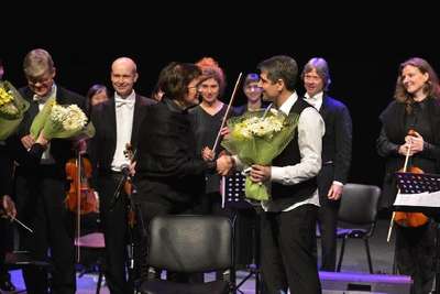 Bağlamanın orkestra ile dansı büyüledi