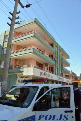 Yeni taşındığı eve çamaşır ipi bağlarken akıma kapılarak öldü
