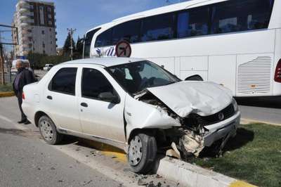 Adıyaman'da 2 otomobil çarpıştı: 1 yaralı