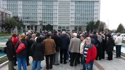 Belediye önünde tapu protestosu