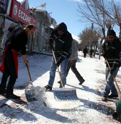 Erzurum'a 28 santim kar yağdı