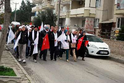SARIKAMIŞ ŞEHİTLERİ İÇİN HAVUZA GİRİP, BAYRAK AÇTI