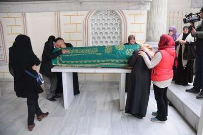 Öldürülen kızına "Beni bırakıp gitme annem, gitme" diye seslendi