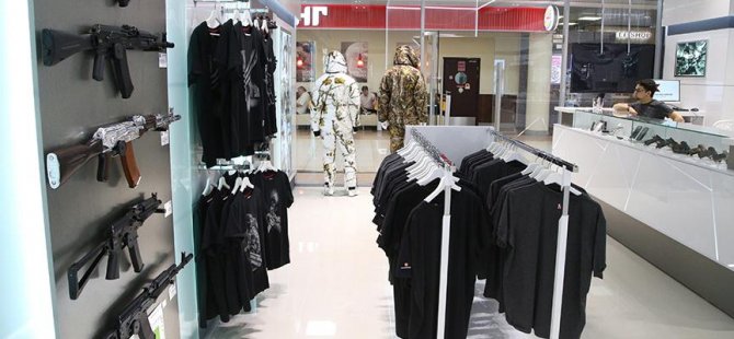 Kalaşnikof, havalimanında 'mağaza' açtı