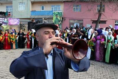 Beytüşşebap'ta erkekler kadınları karanfillerle karşıladı