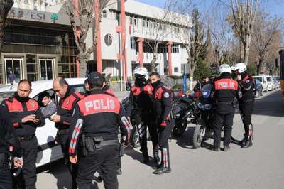 Belediye önündeki bayrağı indirmeye çalışınca gözaltına alındı