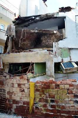 Yıkım çalışması sırasında iki katlı bina çöktü: 1 ölü, 5 yaralı (2)