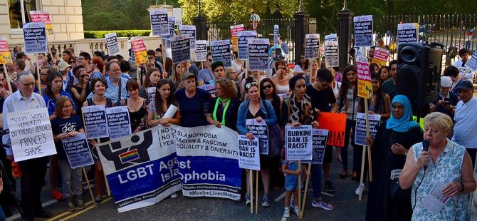 Tesettür mayo yasağı Londra'da protesto edildi