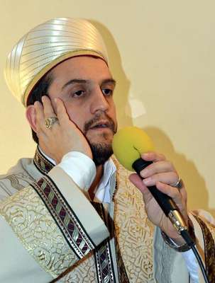 İmam ve müezzinler nefes açmak için futbol oynuyor