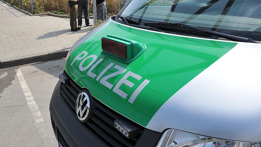 Almanya’da caminin girişine duvar örüldü