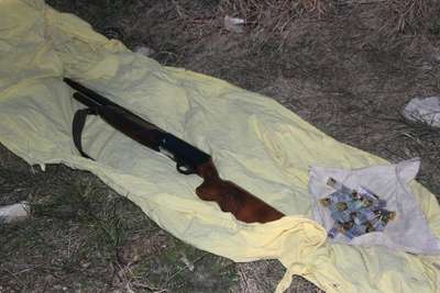 Polisi görünce tüfeği bırakıp kaçtı