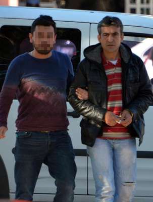 Emekli maaşını çeken yaşlı kadını, yardım etme bahanesiyle dolandırdı