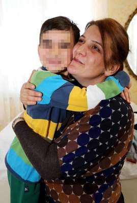 Engelli çocuğu sahiplenen koruyucu anneye 'Yılın Annesi' ödülü