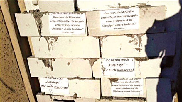 İşte Almanya'da cami kapısına örülen duvar