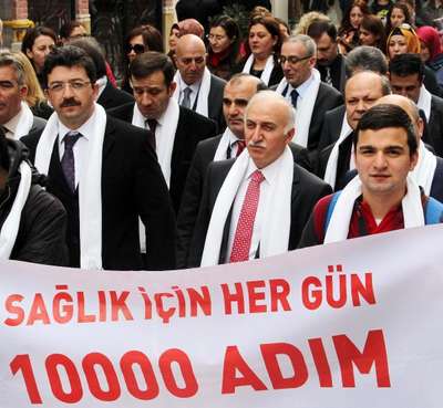 Sağlık çalışanlarına yönelik şiddete karşı beyaz atkılı yürüyüş