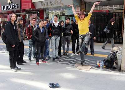 Rus gençten 'tap dance'  gösterisi