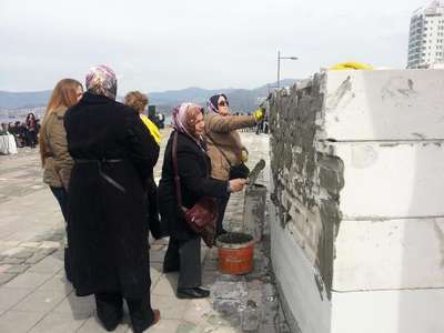 Şiddete karşı duvar ördüler