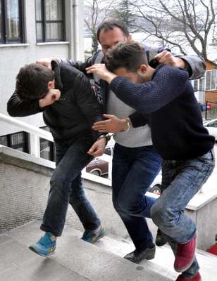 Polisten kaçan 4 kişide 30 gram bonzai ele geçirildi