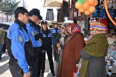 Polisten halk pazarında hırsızlığa karşı bilgilendirme