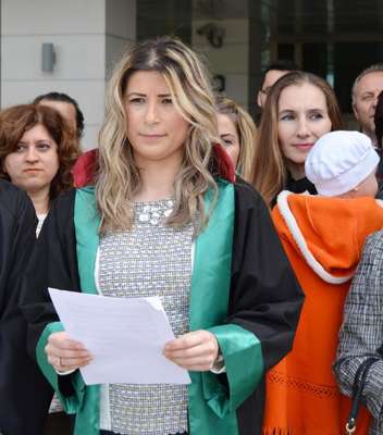 Antalya'da 50 kadın avukat adliye önünde açıklama yaptı