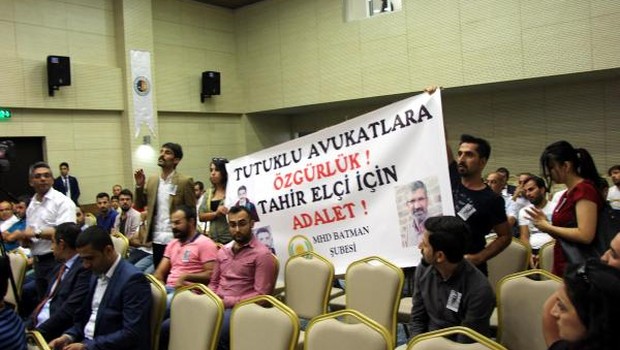 Avukatlardan Metin Feyzioğlu'na protesto