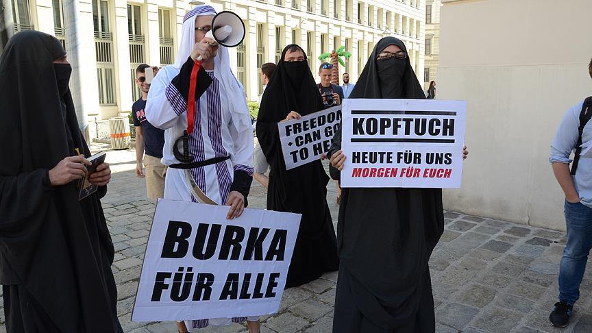 Avusturya'da aşırı sağcılardan çarşaflı protesto
