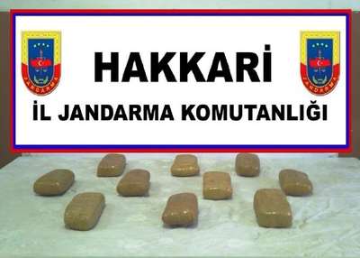 JANDARMA KOVALAYINCA, EROİN TORBASINI YOLA ATTILAR