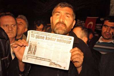 CHP Milletvekili Özel'den Somalı madencilerin oturma eylemine destek