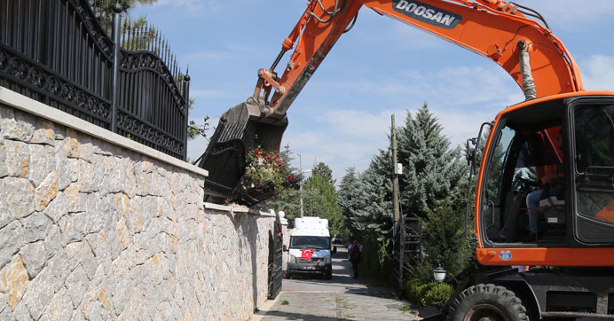 Akın İpek'in annesinin evi mehter marşıyla yıkıldı