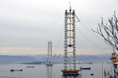Körfez Köprüsü'nde mühendis ve işçilerin çalışacağı geçici yürüyüş yolu montajı başladı