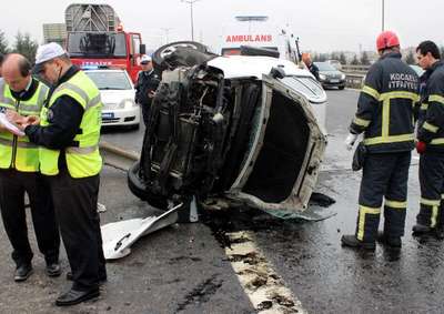 TEM'de takla atan otomobilde 4 kişi yaralı