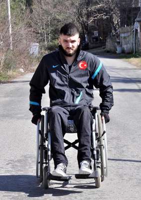 Kazada felç oldu, halterle hayata sarıldı