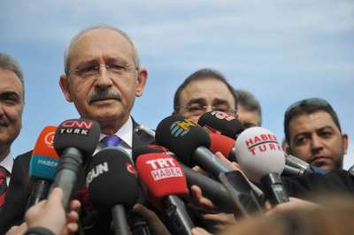 Kılıçdaroğlu, kadın basın mensuplarına karanfil verdi (1)