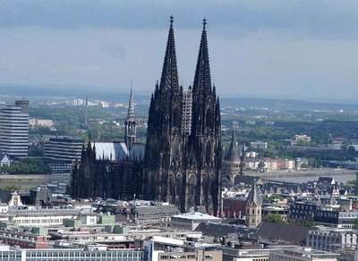 KÖLN KATEDRALİ İSLAM KARŞITLARINI KARANLIKTA BIRAKACAK