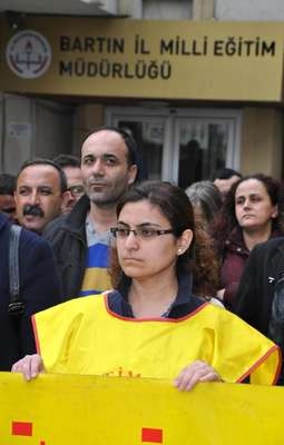 Sopalı nöbete tepki gösteren öğretmene 'kınama' cezası