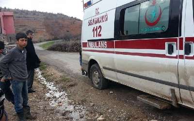 AMBULANSIN LASTİĞİ PATLADI, YARDIMA İMAMLAR KOŞTU