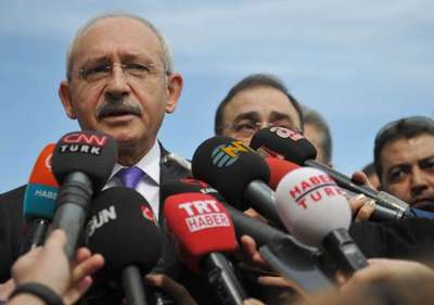Kılıçdaroğlu, kadın basın mensuplarına karanfil verdi (2)