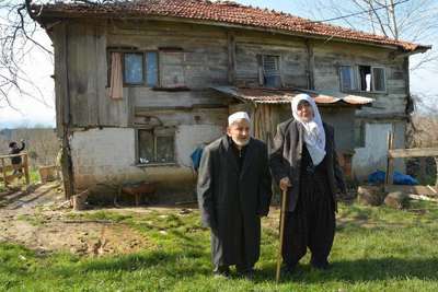 Yaşlı çift, her han üstlerine çökecek bu binada oturuyor