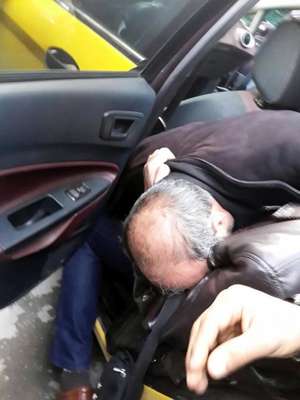 Kovaladığı kişiyi taksi içinde vurdu