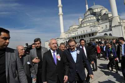 Kılıçdaroğlu, kadın basın mensuplarına karanfil verdi (3)