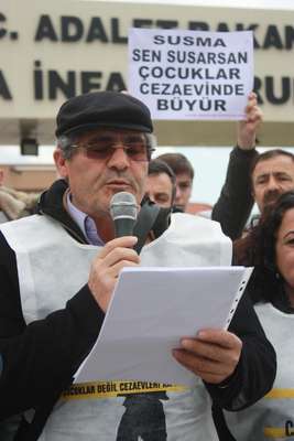 Aliağa'da 'çocuk cezaevleri kapatılsın' eylemi
