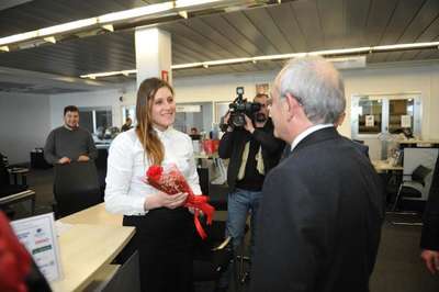 Kılıçdaroğlu, kadın basın mensuplarına karanfil verdi (5)