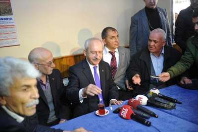 Kılıçdaroğlu, kadın basın mensuplarına karanfil verdi (4)