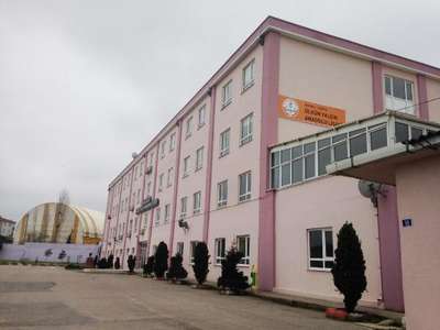 Kantinde sıra bekleyen 4 öğrenci akıma kapıldı