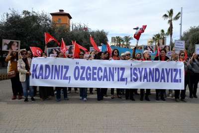 Mersin'de kadınlar Özgecan için yürüdü
