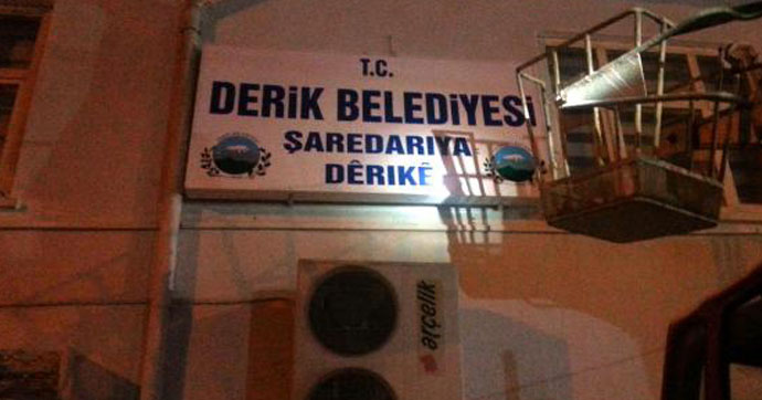 Türkçe-Kürtçe tabela yerine asıldı