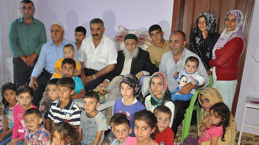 Zübeyir dede 110 torunuyla bayramlaştı