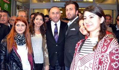 Bakan Çavuşoğlu kadınlarla pasta kesti (2)