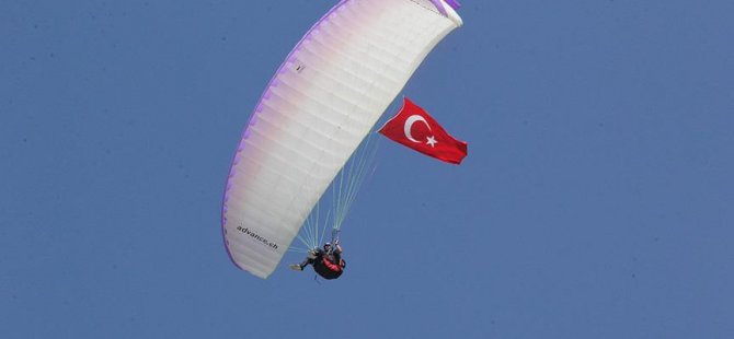 Gökyüzünden 'bayram şekeri' dağıttı