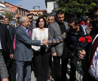 Kılıçdaroğlu, Çeşme çarşısında kadınlara karanfil verdi